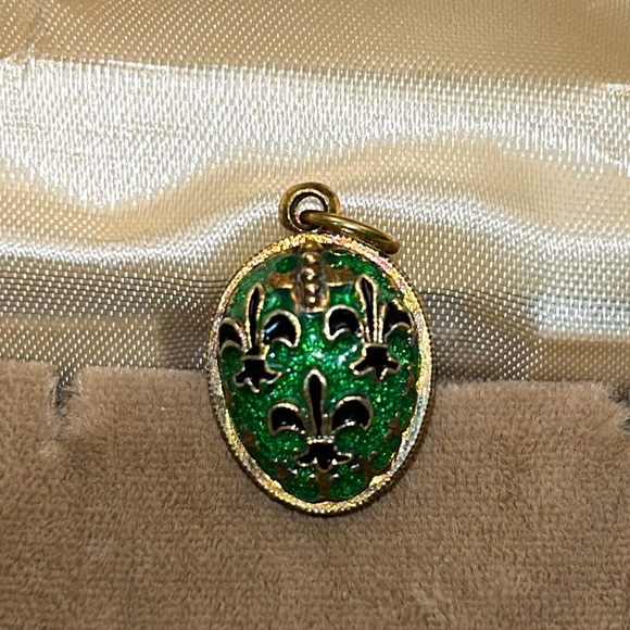 Vintage Fleur de Lis Green Enamel Gold Egg Pendant Charm for Necklace Bracelet - Picture 1 of 10